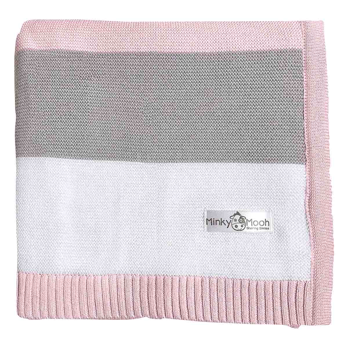 Flach liegende, rosa-grau-weiße gestreifte Bio-Baumwolldecke mit Minky Mooh Markenetikett auf weißem Hintergrund.